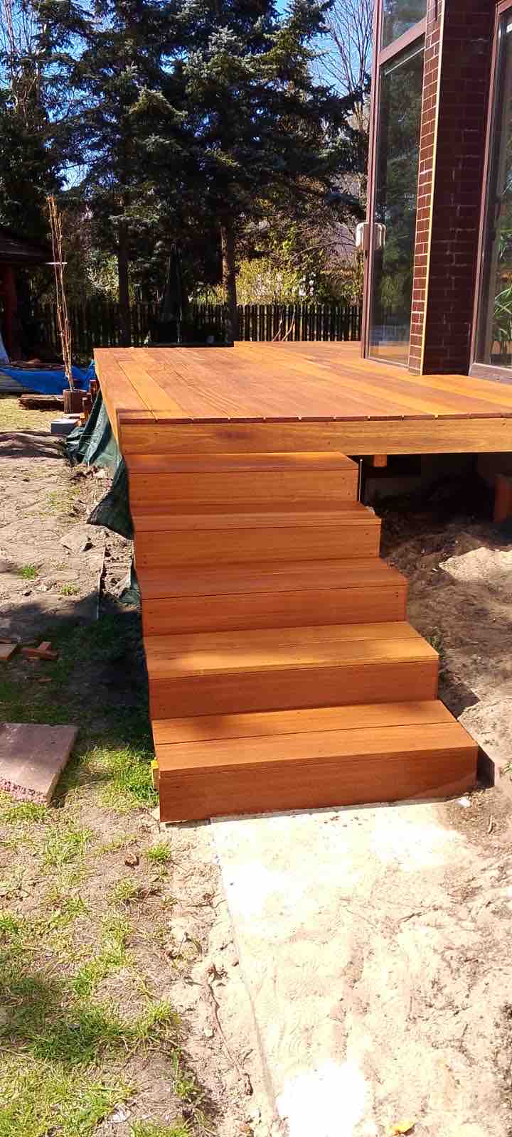 Nowoczesna pergola drewniana z systemem zadaszenia
